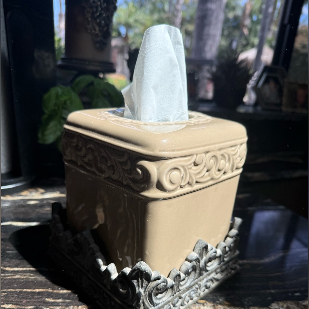 Elegant rare Tan Drake design fleur de lis Tissue Box Holder discontinued
